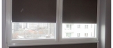 Ciemne rolety materiałowe na okno PCV